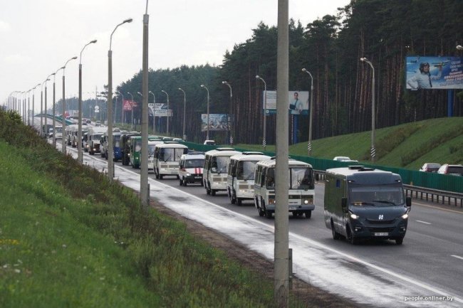 Вибори у Білорусі: бюлетені виносять через вікна, а до Мінська стягують військові вантажівки, автозаки і водомети