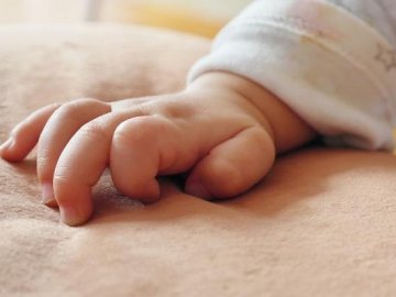 На Миколаївщині під лікарнею знайшли коробку з сильно побитим немовлям