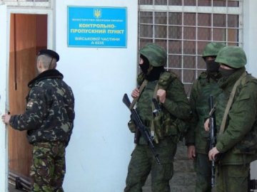 Українські офіцери покидають штаб в Севастополі