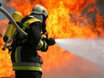 Із епіцентру пожежі в Луцьку врятували бабусю