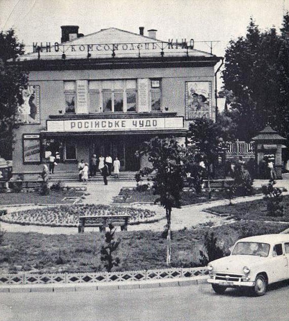 Клумба біля кінотеатру Комсомолець на Розвилці (Київський майдан))