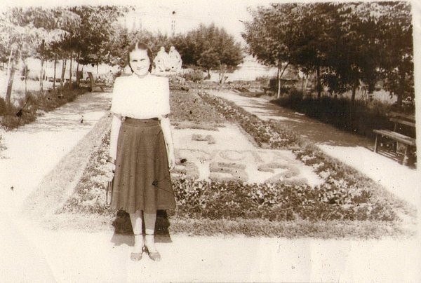 Клумба неподалік скульптури Леніна й Сталіна, на місці якої потім збудували луцький ЦУМ