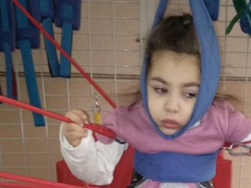 Для 6-річної дівчинки з Луцька потрібна реабілітація: мама благає про допомогу
