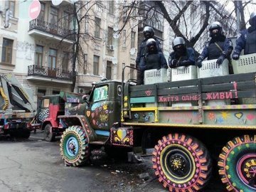 Майданівці  «модернізували» автомобіль міліції