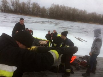 Троє рибалок провалилися під лід на Дніпрі. ФОТО