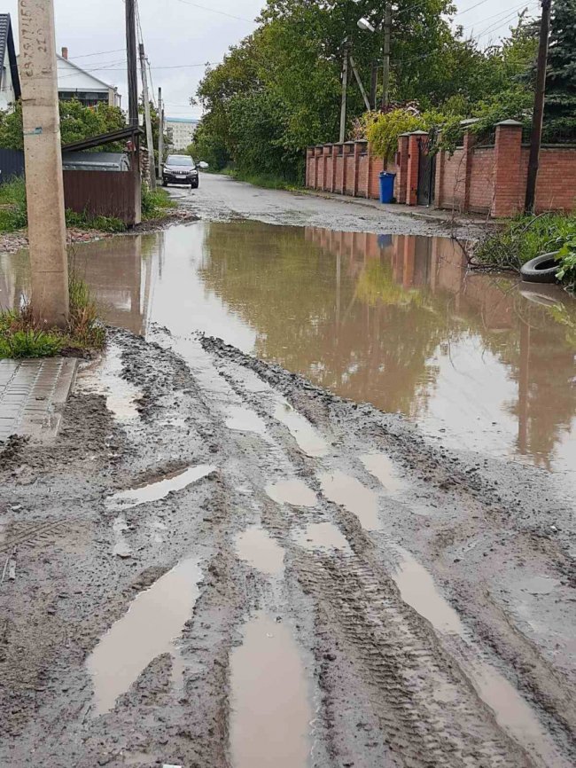 Вода доходить до будинків: у Луцьку затопило вулицю. ФОТО
