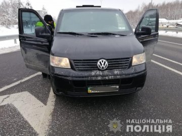 На трасі Київ-Харків виявили автомобіль, в якому був заручник. ФОТО