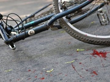 На Волині п'яний мотоцикліст збив велосипедиста: потерпілий – в лікарні