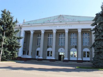 Ремонт палацу культури у Нововолинську: з радянського фойє перетворилось у просторе приміщення