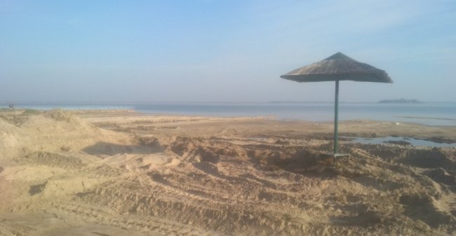 Невідомі екскаватором копали пісок з озера Світязь. ФОТО