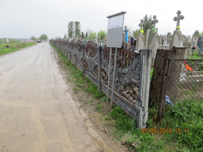 Розшукують водія, який розтрощив паркан біля кладовища у селі під Луцьком. ФОТО