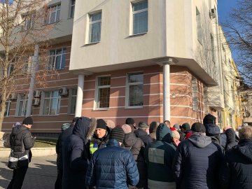 Мітингувальники біля офісу муніципалів вимагають зустрічі з Юлією Сиротинською