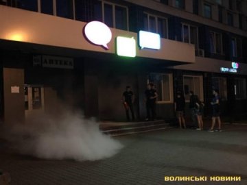 Загасили вогонь перед офісом «Укртелекому» в Луцьку