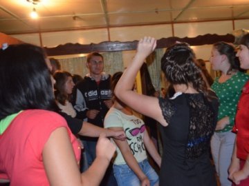У клубі були танці: відпочинок молоді у волинському селі. ФОТО