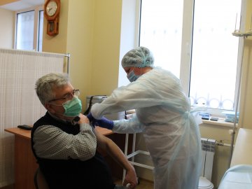 Медики Волинської обласної клінічної лікарні отримали щеплення проти COVID-19