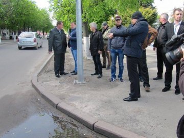 Закатані в асфальт люки: скандальний ремонт дороги у Володимирі