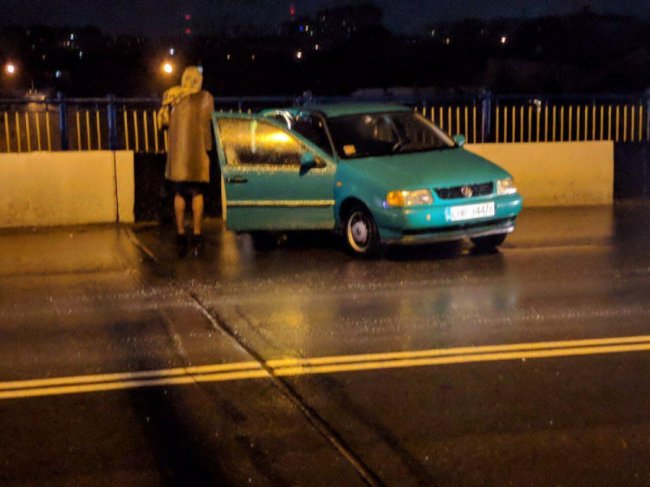 Через ожеледицю у Луцьку – масштабна аварія на мосту. ФОТО