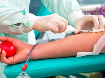 Луцький медик розповіла, чи можуть люди, які хворіли на коронавірус, бути донорами крові