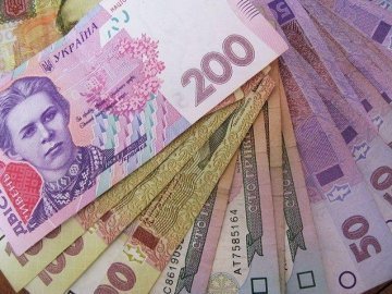 Середня зарплата українців зросла на 400 грн, але купівельна спроможність зменшилася вчетверо