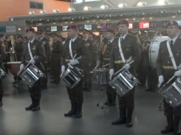 В містах України військові оркестри грали на честь «кіборгів»
