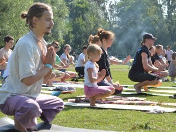 Ранок на «Бандерштаті» почався з йоги. ФОТО 