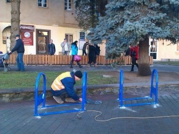 У Луцьку велосипедисти зможуть «припаркуватися» біля юнацької бібліотеки  