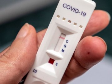 Чому тести на COVID-19, зроблені в домашніх умовах, не підходять для відвідування громадських закладів