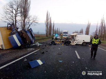 На Миколаївщині бус із тілами померлих від Covid-19 врізався у вантажівку. ФОТО