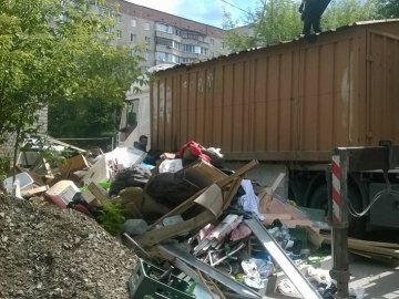 Шини, пляшки, сміття: муніципали показали вміст демонтованого гаража