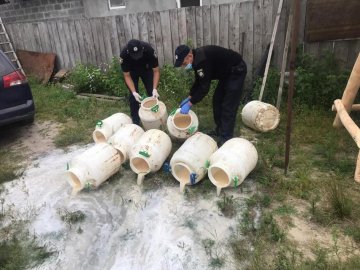 Поліцейські знищили 500 літрів браги, яку знайшли у волинянки