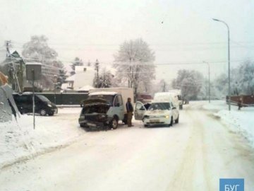 На засніженій вулиці у Володимирі не розминулися машини