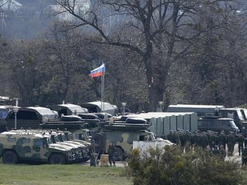 Російські військові на кордоні викопали протитанкові рови й облаштовують вогневі позиції