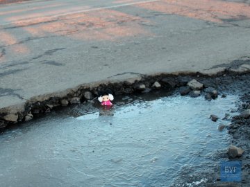 На дорозі Володимир-Волинський-Павлівка водії тільки те і роблять, що ями об’їжджають. ФОТО
