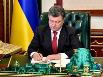 Президент присвоїв Героїв України усім загиблим майданівцям, крім трьох іноземців