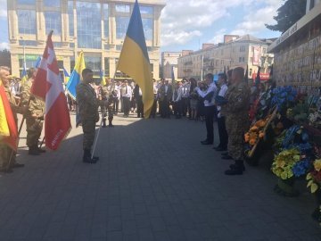 У Луцьку вшанували пам'ять лучан-військовослужбовців, які загинули під Волновахою. ФОТО