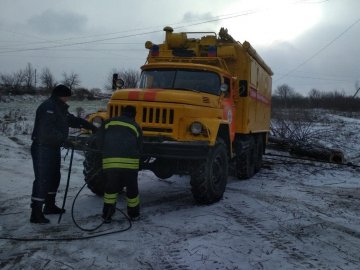 У селі поблизу Луцька рятувальники тросом витягали «швидку»
