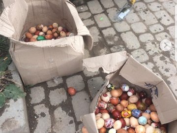 В Івано-Франківську знайшли два ящики викинутих крашанок, які люди жертвували на благодійність