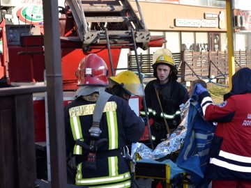 Пожежа на Соборності у Луцьку: врятували жінку, ще одну та двох дітей евакуювали. ВІДЕО. ОНОВЛЕНО