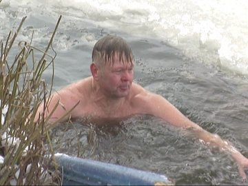 Вони пірнають в ополонку не тільки на Водохреще: «моржі» в Луцьку
