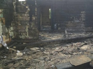 Багатодітна волинянка, у якої згорів будинок, просить допомоги