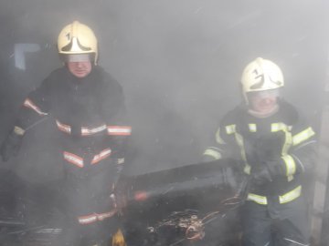 Волинські рятувальники винесли з палаючого гаража газовий балон, аби уникнути вибуху