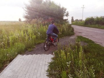 «Впирається в стіну кущів», – журналіст про велодоріжку Луцьк-Жидичин. ФОТО