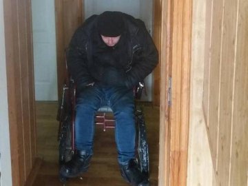 У Луцьку патрульні допомогли інваліду знайти тимчасовий притулок. ФОТО