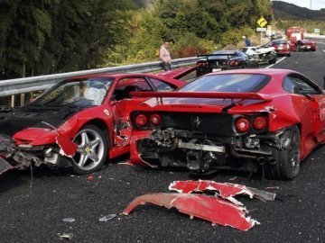 Аварія на 3 мільйони євро: дві машини Ferrari потрапили в ДТП через чих