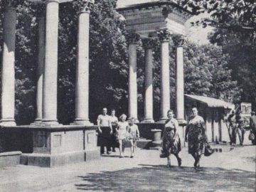 Вхідна арка з колонами: Театральний майдан у Луцьку понад пів століття тому. РЕТРОФОТО
