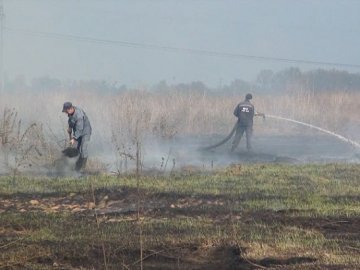 В Ратнівському районі пожежники досі не можуть загасити торфовища