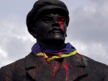У Слов’янську під час віче розфарбували пам’ятник Леніну