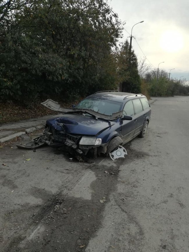 У Луцьку сталася аварія: розбите авто досі стоїть. ФОТО
