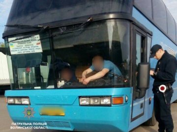 Пасажири боронили від патрульних водія автобуса, який порушив правила руху