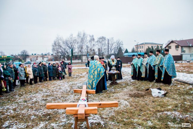 У Луцьку освятили хрест під будівництво дитячої церкви. ФОТО